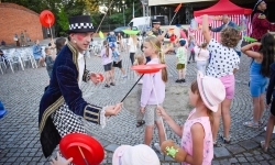 Magia teatru na dziedzińcu Zamku Piastowskiego. Teatr Jednej Miny porwał najmłodszych widzów (6)