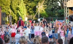 Magia teatru na dziedzińcu Zamku Piastowskiego. Teatr Jednej Miny porwał najmłodszych widzów (8)