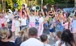 Magia teatru na dziedzińcu Zamku Piastowskiego. Teatr Jednej Miny porwał najmłodszych widzów (10)
