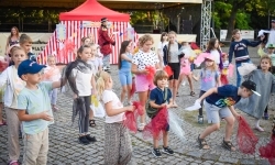 Magia teatru na dziedzińcu Zamku Piastowskiego. Teatr Jednej Miny porwał najmłodszych widzów (11)