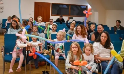 Cyrkowa magia mimo deszczu. Teatr Jednej Miny wystąpił na Zamku Piastowskim