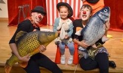 Cyrkowa magia mimo deszczu. Teatr Jednej Miny wystąpił na Zamku Piastowskim (10)