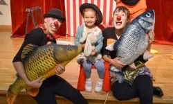 Cyrkowa magia mimo deszczu. Teatr Jednej Miny wystąpił na Zamku Piastowskim (10)