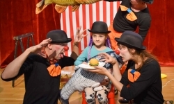 Cyrkowa magia mimo deszczu. Teatr Jednej Miny wystąpił na Zamku Piastowskim (13)