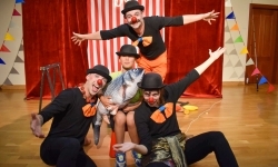 Cyrkowa magia mimo deszczu. Teatr Jednej Miny wystąpił na Zamku Piastowskim (15)