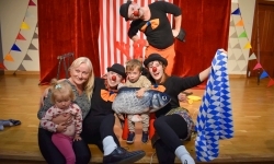 Cyrkowa magia mimo deszczu. Teatr Jednej Miny wystąpił na Zamku Piastowskim (16)