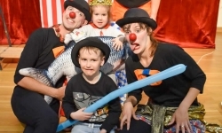 Cyrkowa magia mimo deszczu. Teatr Jednej Miny wystąpił na Zamku Piastowskim (18)