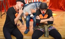 Cyrkowa magia mimo deszczu. Teatr Jednej Miny wystąpił na Zamku Piastowskim (19)