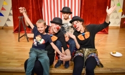 Cyrkowa magia mimo deszczu. Teatr Jednej Miny wystąpił na Zamku Piastowskim (3)