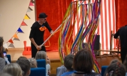 Cyrkowa magia mimo deszczu. Teatr Jednej Miny wystąpił na Zamku Piastowskim (1)