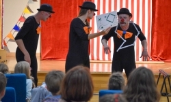 Cyrkowa magia mimo deszczu. Teatr Jednej Miny wystąpił na Zamku Piastowskim (3)