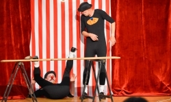 Cyrkowa magia mimo deszczu. Teatr Jednej Miny wystąpił na Zamku Piastowskim (4)