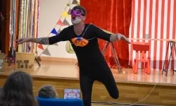 Cyrkowa magia mimo deszczu. Teatr Jednej Miny wystąpił na Zamku Piastowskim (6)
