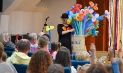 Cyrkowa magia mimo deszczu. Teatr Jednej Miny wystąpił na Zamku Piastowskim (7)