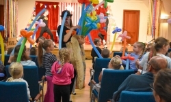 Cyrkowa magia mimo deszczu. Teatr Jednej Miny wystąpił na Zamku Piastowskim (8)