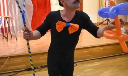Cyrkowa magia mimo deszczu. Teatr Jednej Miny wystąpił na Zamku Piastowskim (9)