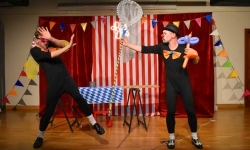 Cyrkowa magia mimo deszczu. Teatr Jednej Miny wystąpił na Zamku Piastowskim (10)