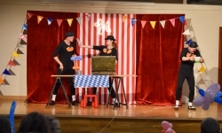 Cyrkowa magia mimo deszczu. Teatr Jednej Miny wystąpił na Zamku Piastowskim (13)