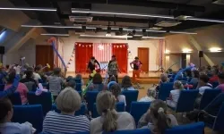 Cyrkowa magia mimo deszczu. Teatr Jednej Miny wystąpił na Zamku Piastowskim (16)
