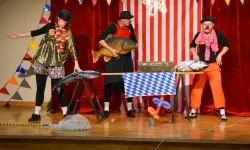 Cyrkowa magia mimo deszczu. Teatr Jednej Miny wystąpił na Zamku Piastowskim (18)