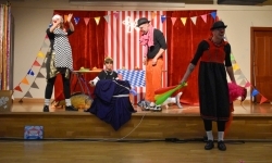 Cyrkowa magia mimo deszczu. Teatr Jednej Miny wystąpił na Zamku Piastowskim (4)