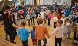 Cyrkowa magia mimo deszczu. Teatr Jednej Miny wystąpił na Zamku Piastowskim (6)