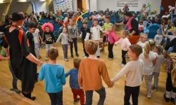 Cyrkowa magia mimo deszczu. Teatr Jednej Miny wystąpił na Zamku Piastowskim (6)