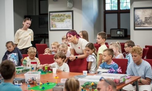 Ciocia od Klocków na Zamku Piastowskim. Warsztaty LEGO w ramach Wakacji w powiecie