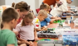 Ciocia od Klocków na Zamku Piastowskim. Warsztaty LEGO w ramach Wakacji w powiecie (11)