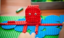 Ciocia od Klocków na Zamku Piastowskim. Warsztaty LEGO w ramach Wakacji w powiecie (6)