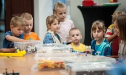 Ciocia od Klocków na Zamku Piastowskim. Warsztaty LEGO w ramach Wakacji w powiecie (1)
