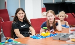 Ciocia od Klocków na Zamku Piastowskim. Warsztaty LEGO w ramach Wakacji w powiecie (3)