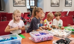 Ciocia od Klocków na Zamku Piastowskim. Warsztaty LEGO w ramach Wakacji w powiecie (18)