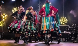 Zamkowa parada świętego Mikołaja przyciągnęła tłumy. W niedzielę wystąpi TOBY (13)