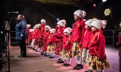 Zamkowa parada świętego Mikołaja przyciągnęła tłumy. W niedzielę wystąpi TOBY (18)