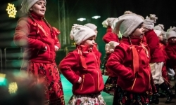 Zamkowa parada świętego Mikołaja przyciągnęła tłumy. W niedzielę wystąpi TOBY (8)