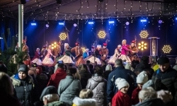 Zamkowa parada świętego Mikołaja przyciągnęła tłumy. W niedzielę wystąpi TOBY (17)