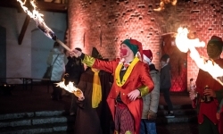 Zamkowa parada świętego Mikołaja przyciągnęła tłumy. W niedzielę wystąpi TOBY (18)