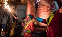 Zamkowa parada świętego Mikołaja przyciągnęła tłumy. W niedzielę wystąpi TOBY (1)