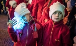 Zamkowa parada świętego Mikołaja przyciągnęła tłumy. W niedzielę wystąpi TOBY (19)