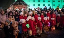 Zamkowa parada świętego Mikołaja przyciągnęła tłumy. W niedzielę wystąpi TOBY (6)