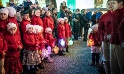 Zamkowa parada świętego Mikołaja przyciągnęła tłumy. W niedzielę wystąpi TOBY (10)