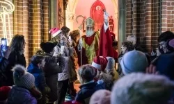 Zamkowa parada świętego Mikołaja przyciągnęła tłumy. W niedzielę wystąpi TOBY (16)