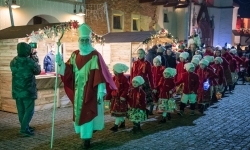 Zamkowa parada świętego Mikołaja przyciągnęła tłumy. W niedzielę wystąpi TOBY (1)