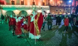 Zamkowa parada świętego Mikołaja przyciągnęła tłumy. W niedzielę wystąpi TOBY (2)