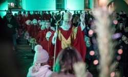 Zamkowa parada świętego Mikołaja przyciągnęła tłumy. W niedzielę wystąpi TOBY (3)