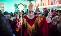 Zamkowa parada świętego Mikołaja przyciągnęła tłumy. W niedzielę wystąpi TOBY (5)