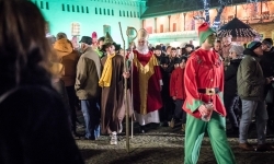 Zamkowa parada świętego Mikołaja przyciągnęła tłumy. W niedzielę wystąpi TOBY (6)