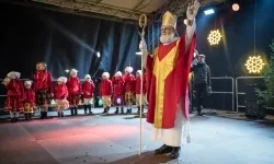 Zamkowa parada świętego Mikołaja przyciągnęła tłumy. W niedzielę wystąpi TOBY (8)