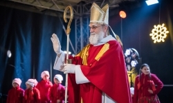 Zamkowa parada świętego Mikołaja przyciągnęła tłumy. W niedzielę wystąpi TOBY (9)